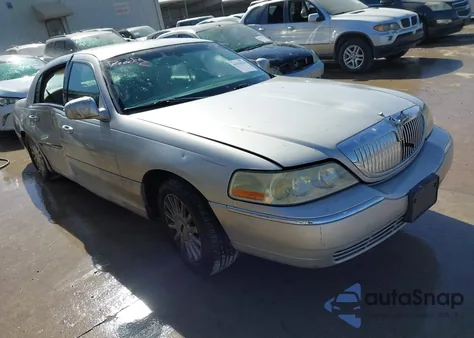 2005 Lincoln Town Car Signature z USA, uszkodzony, nr VIN 1LNHM81WX5Y657787